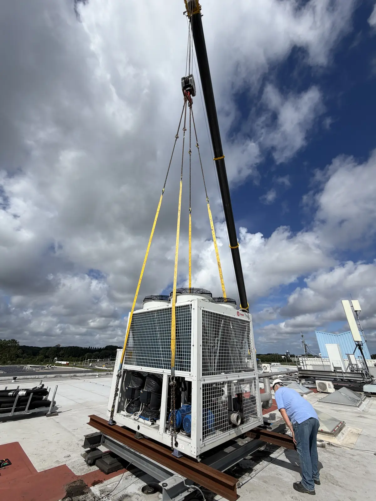 Delta Flow plaatst een energiezuinige koelmachine met een kraan op het dak van een utiliteitsgebouw